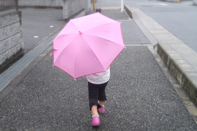 傘は幼児にいつから持たせればいい？安全に使う方法と注意点とは？