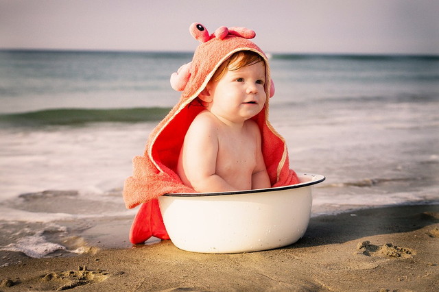 赤ちゃんの入浴方法で夏に注意することは？お風呂グッズやスキンケア方法も紹介！